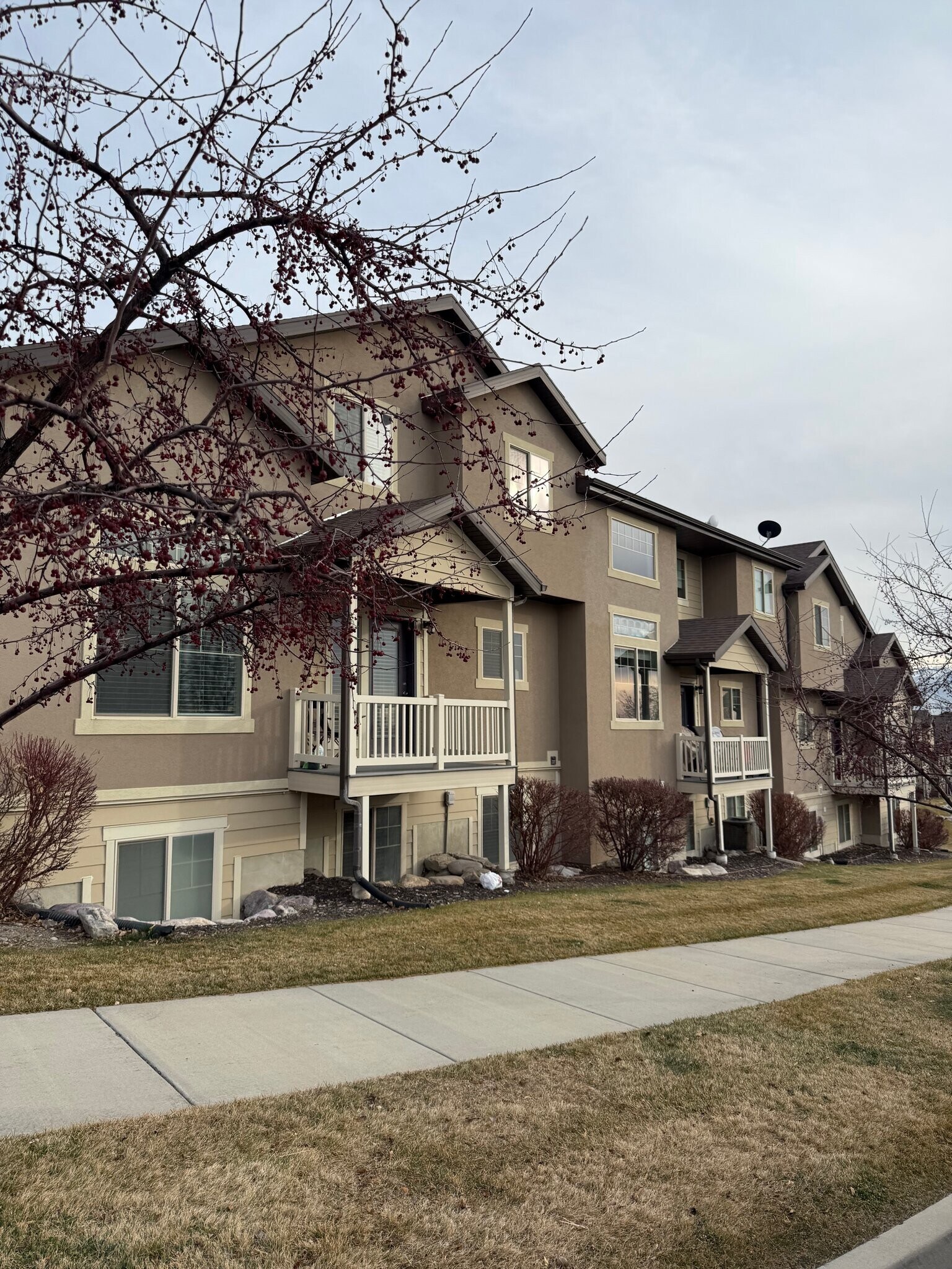 Building Photo - 822 S Aspen Wy