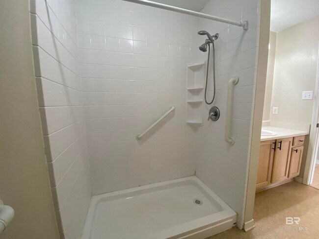 Building Photo - 302 Belle Chase Ct