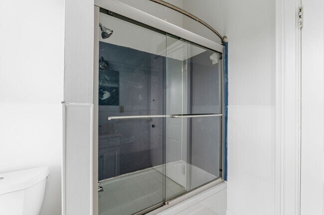 Building Photo - Huge Brick House in Victorian Village/Short North, Beautiful Woodwork 3 Car Garage and Swimming pool