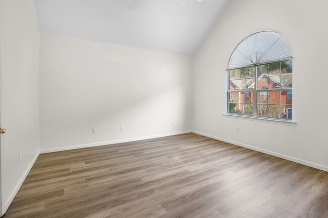 Building Photo - 4 Bedroom 2 Bath Townhouse in Pelham