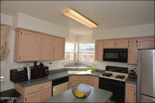 Building Photo - 7528 Luz De Lumbre Ave