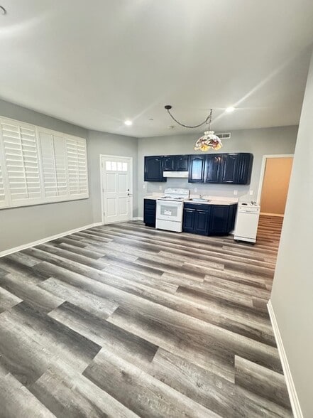 Building Photo - 518 S Helberta Ave