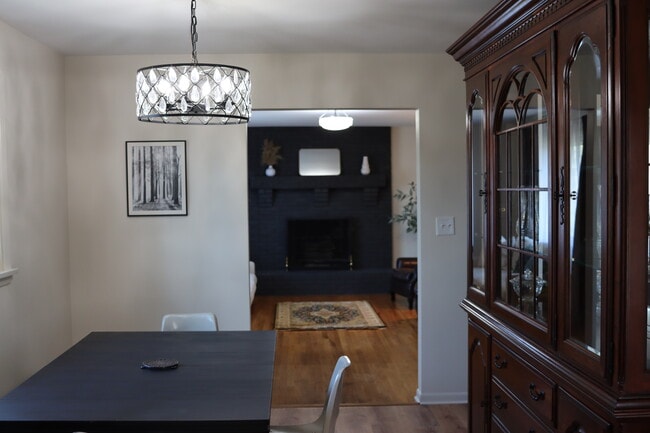 Kitchen Eating Area - 345 Myoma Rd