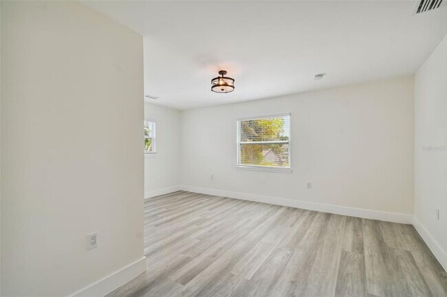 Building Photo - 4910 W San Miguel St