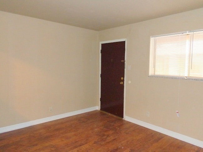 Interior Photo - 4375-4409 Chippewa