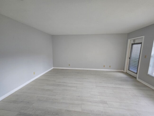 Building Photo - ANNUAL RENTAL - 55+ COMMUNITY 2/2 IN VISTA ROYALE