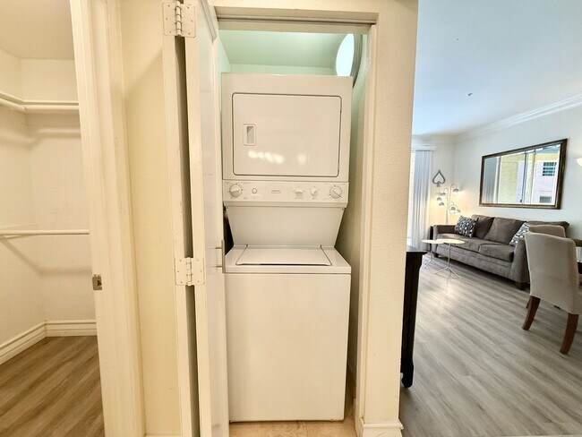 Building Photo - Meridian - Luxury STUDIO Condo w/ laminate...