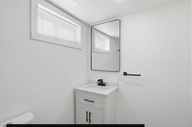 Building Photo - 630 Ewing Ave