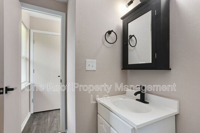 Building Photo - 701 Linwood Dr