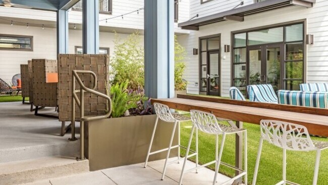 Building Photo - 1630 E 6th St