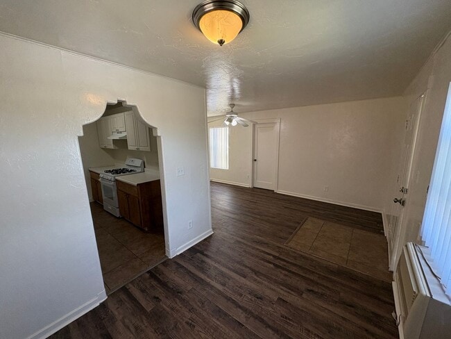Building Photo - Cozy Hanford Home Available Now!