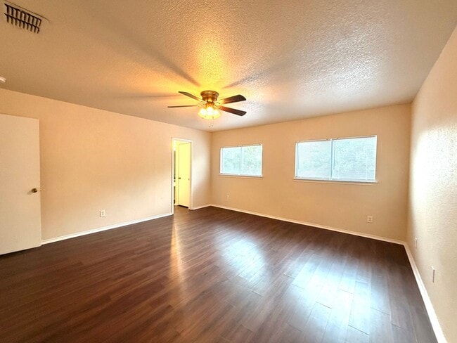 Building Photo - Lovely 3 Bedroom 2.5 Bath with easy access to shopping, schools, I-1604, I-410, Hwy 151, SeaWorld...
