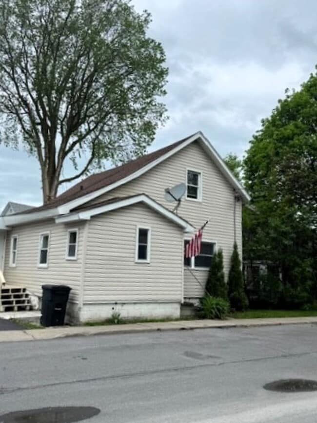 Building Photo - 289 Howk St