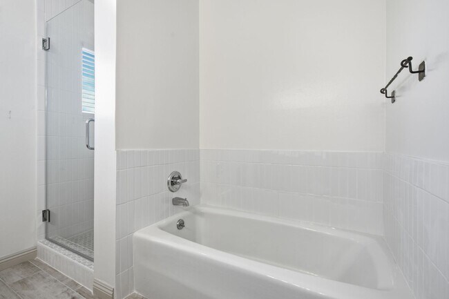Building Photo - 853 S Le Doux Rd