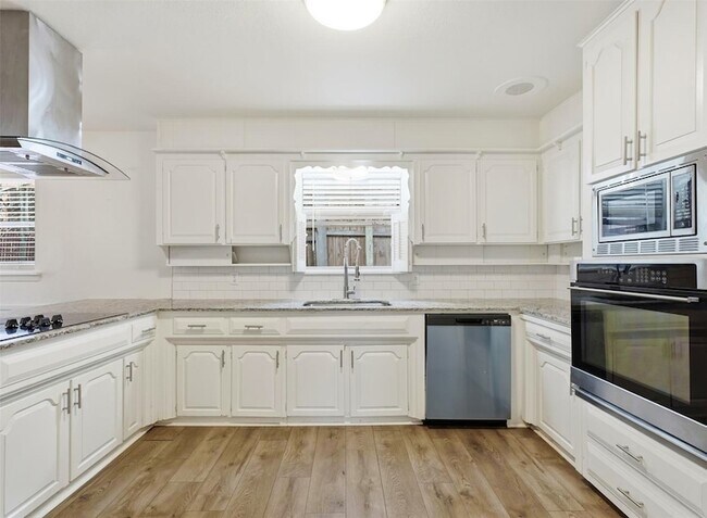 Building Photo - 2121 Canton Dr