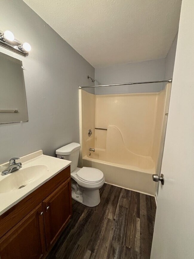 Building Photo - 1590 Illinois Rd