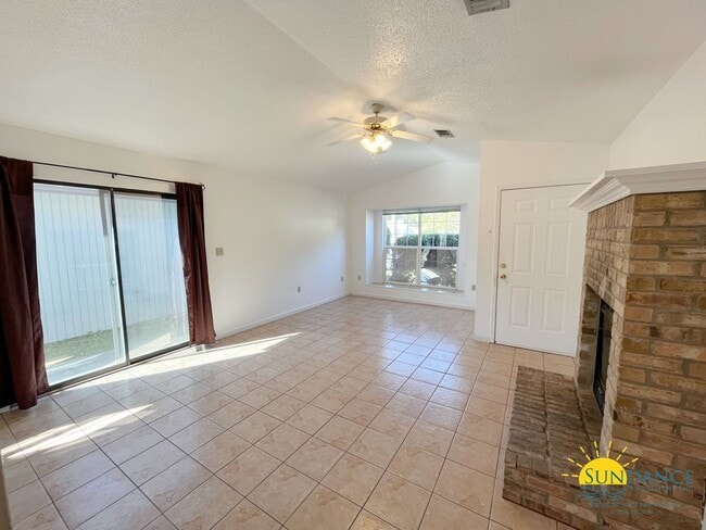 Building Photo - Adorable 2 Bedroom Home in Valparaiso!