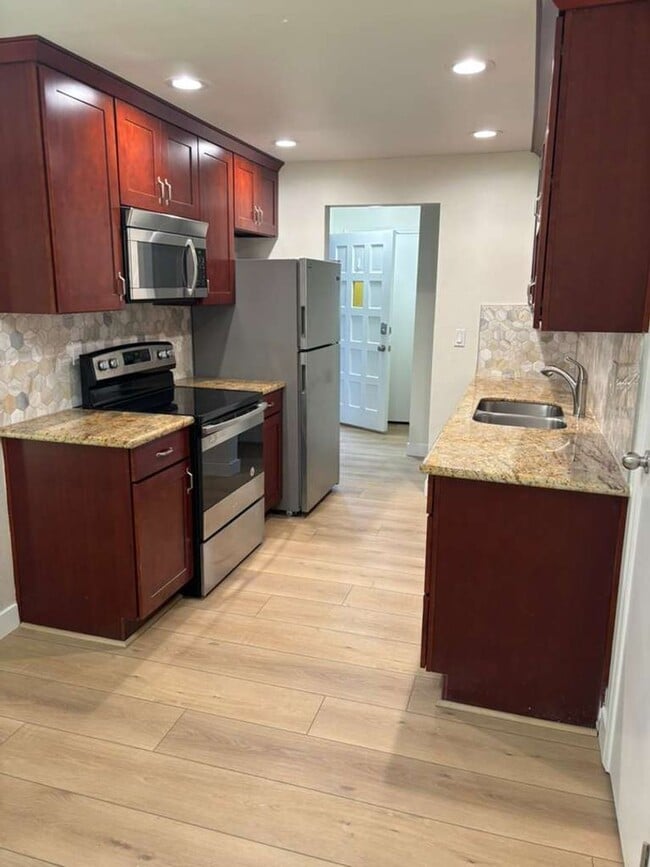 Building Photo - Beautiful remodeled ground floor 2 bedroom 1.5 bath