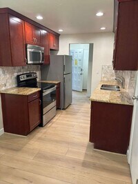 Building Photo - Beautiful remodeled ground floor 2 bedroom 1.5 bath