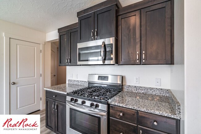 Building Photo - 4 Bed/2.5 Bath Townhome in Desert Bluff!