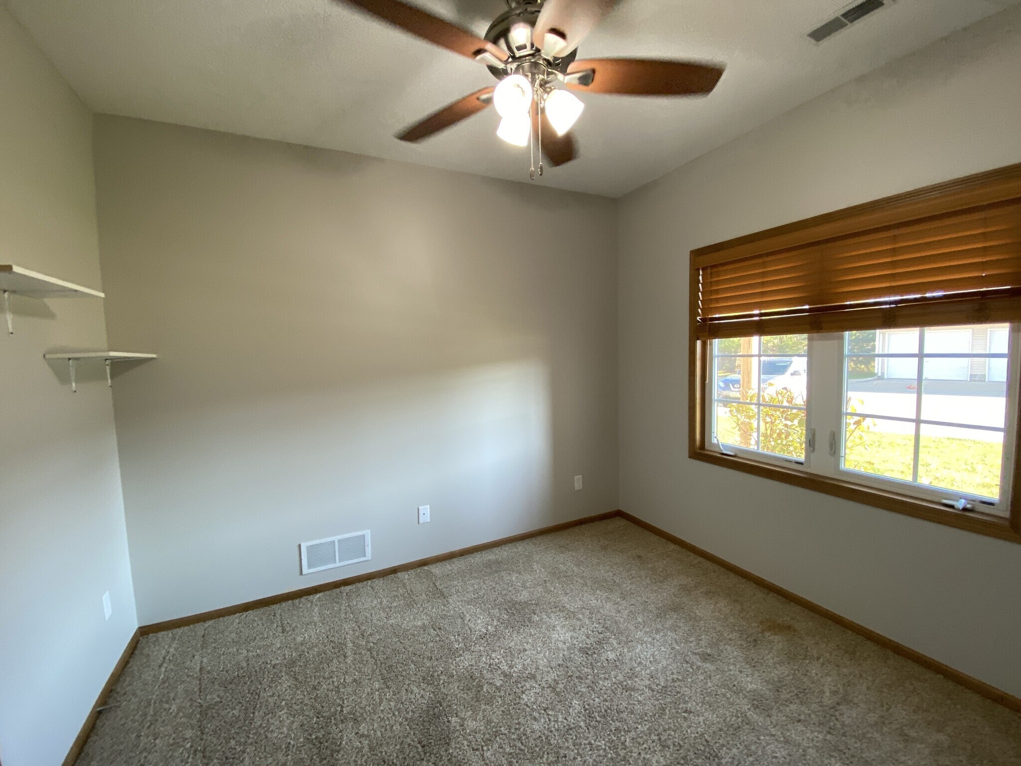 Building Photo - 2000 Meadow Ct