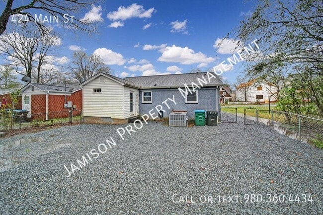 Building Photo - 424 Main St