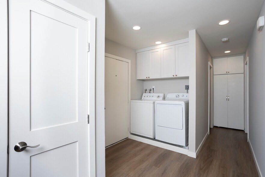 Building Photo - 2517 Navarra Dr