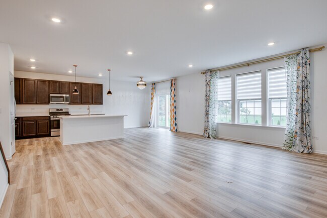 Building Photo - 205 Tinana St