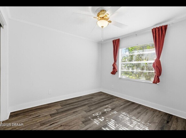 Building Photo - 3 Bedroom with Florida Room and Shed Available Now - Daytona Beach