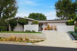 Building Photo - Updated Mid Century Home in Rancho Palos V...
