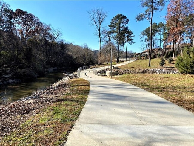 Building Photo - 2186 Hillview Dr NE