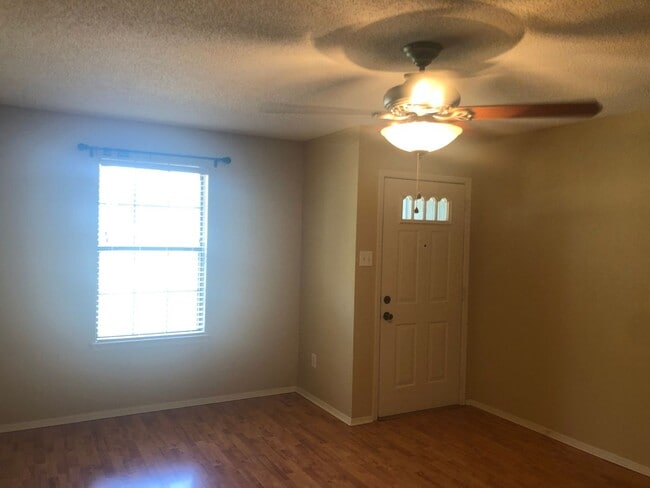 Building Photo - 2 Bedroom Single Family