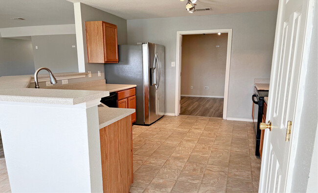 Building Photo - 4400 Lloyd Dr
