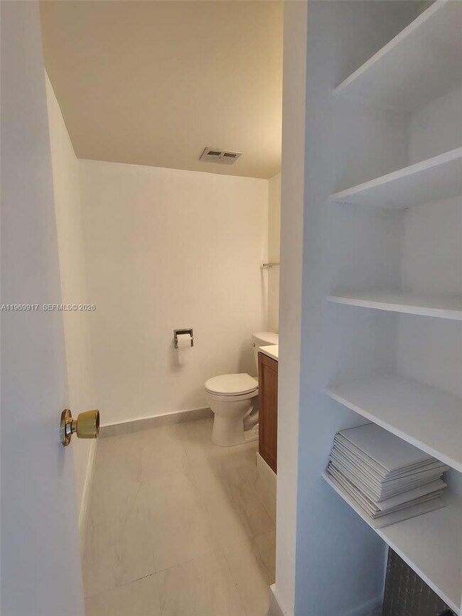 Building Photo - 20400 W Country Club Dr