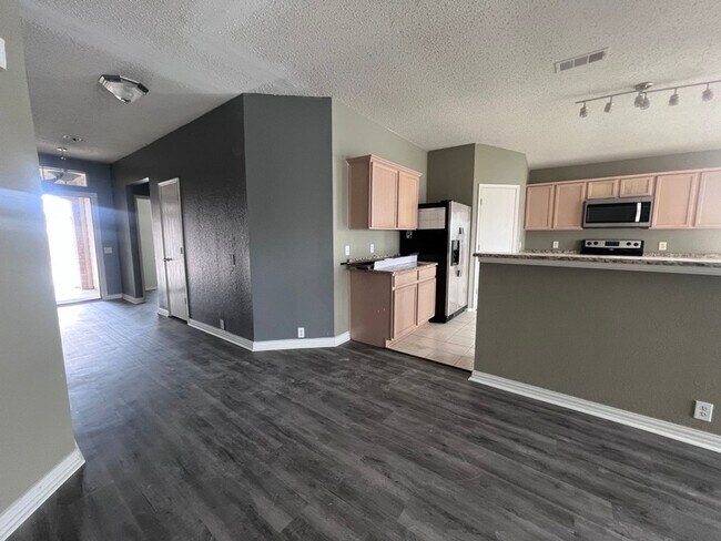 Building Photo - 3 Bedroom House READY TO GO!!