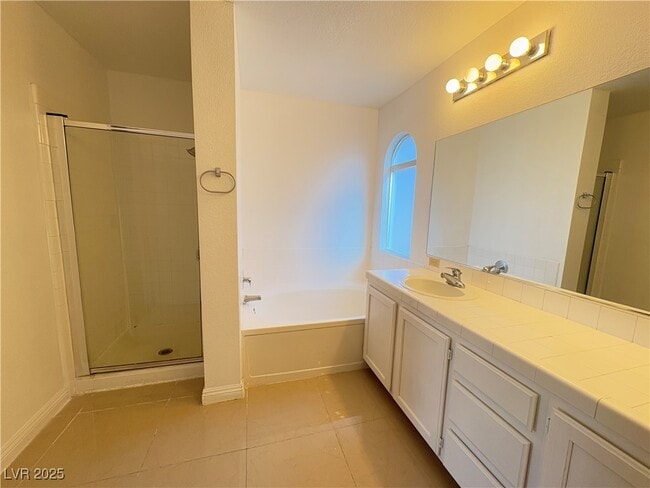 Building Photo - 924 Carmel Shrs Dr
