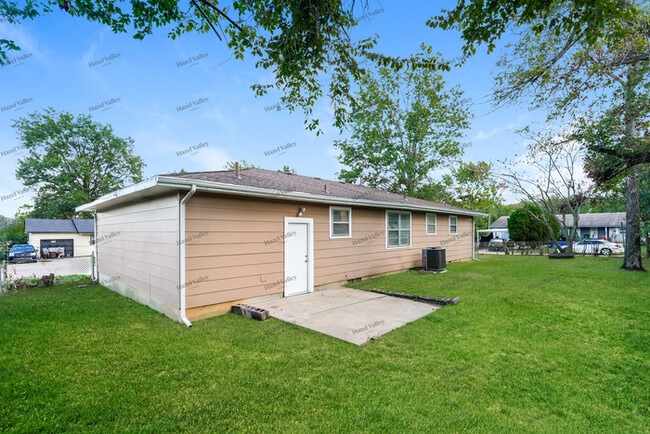 Building Photo - 645 Sunset Dr