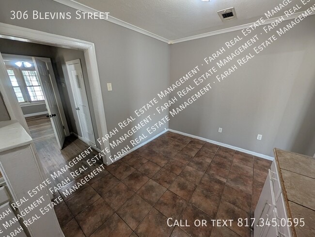 Building Photo - 306 Blevins St