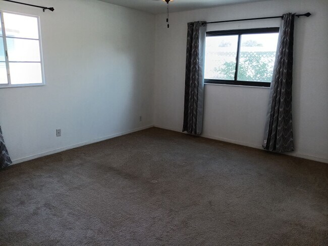 Building Photo - 3 Bedroom, 2-Bathroom in the NE Heights, C...