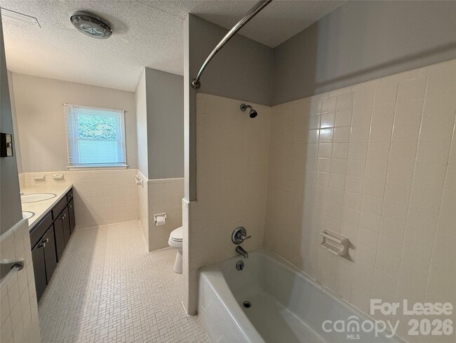 Building Photo - 851 Fieldstone Rd