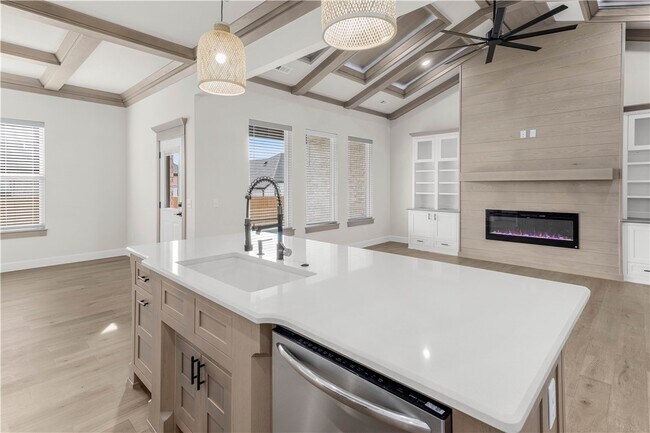 Building Photo - 701 Bronco St