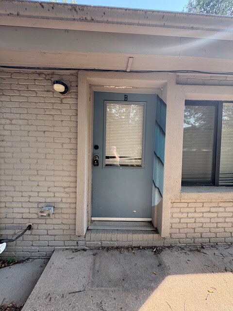 Building Photo - One-Bed Ground Floor Apartment - Edgewater...