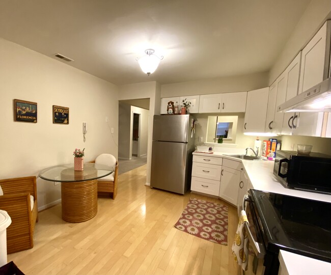 Kitchen - 2103 Woodbox Ln