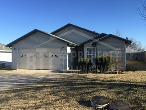 Building Photo - Beautiful 3BR Home in The Highlands with Community Pool