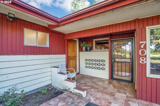 Building Photo - **50% OFF FIRST MONTH'S RENT** Country Liv...