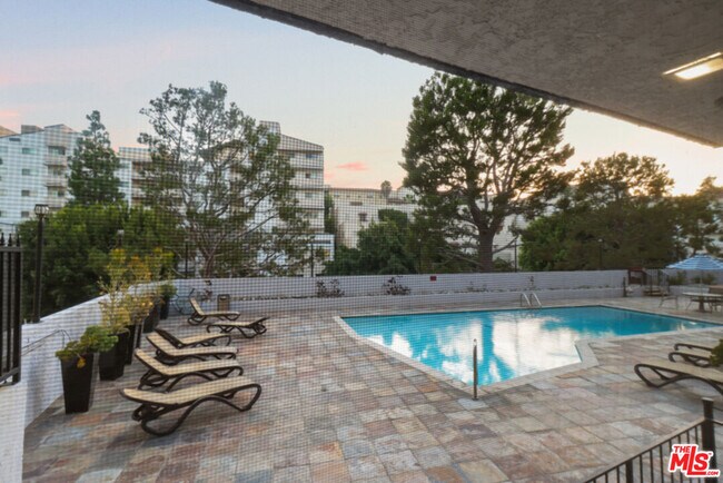 Building Photo - 10982 Roebling Ave