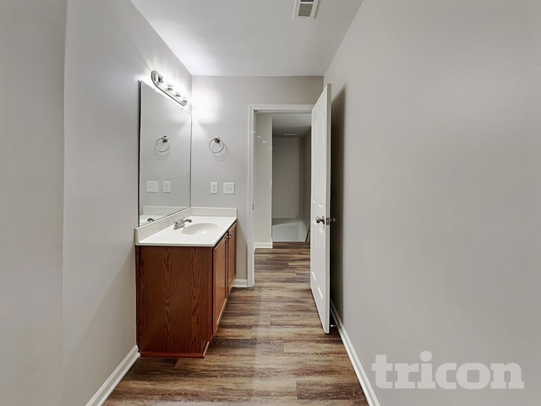 Building Photo - 4748 Brewer Dr