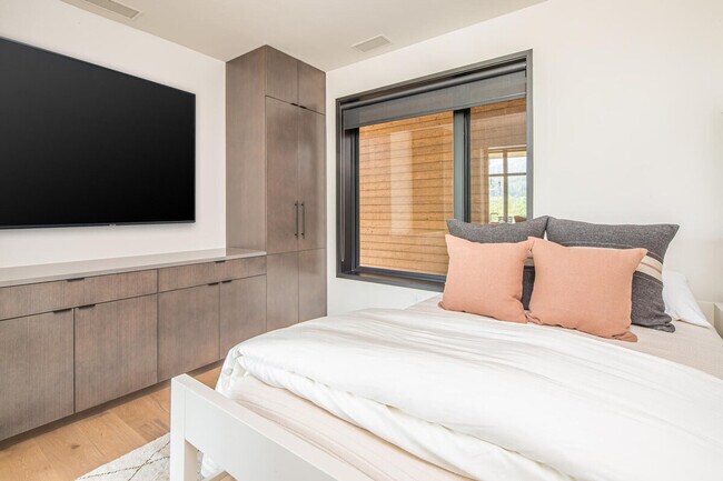 Building Photo - 4 Boathouse Way