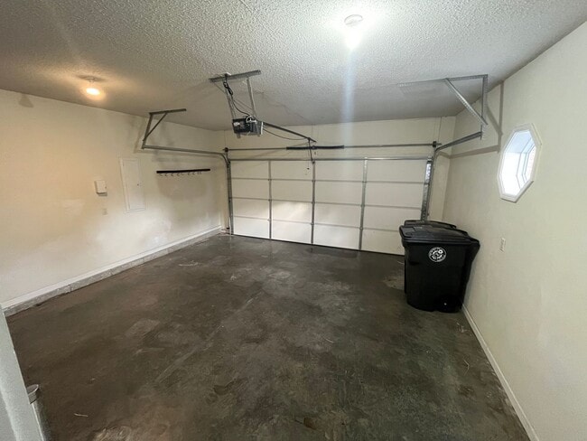 Building Photo - Large 4 Bed / 3 Bath House in Residential ...
