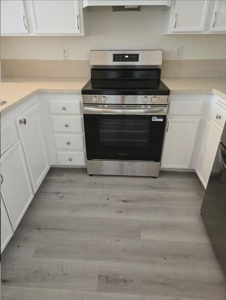 New stove recently put in so does not show in other photos of unit - 3980 Faircross Pl